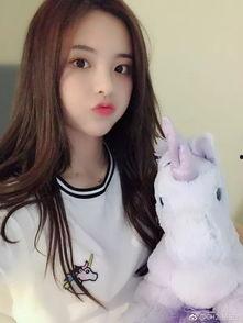 网红带伊芙琳吃瓜,网红伊芙琳与吃瓜达人共度欢乐时光