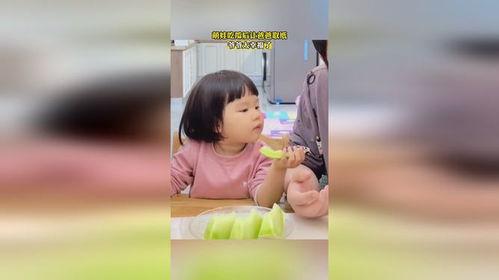 网红萌娃吃瓜图片,萌态十足，网友直呼可爱爆表！
