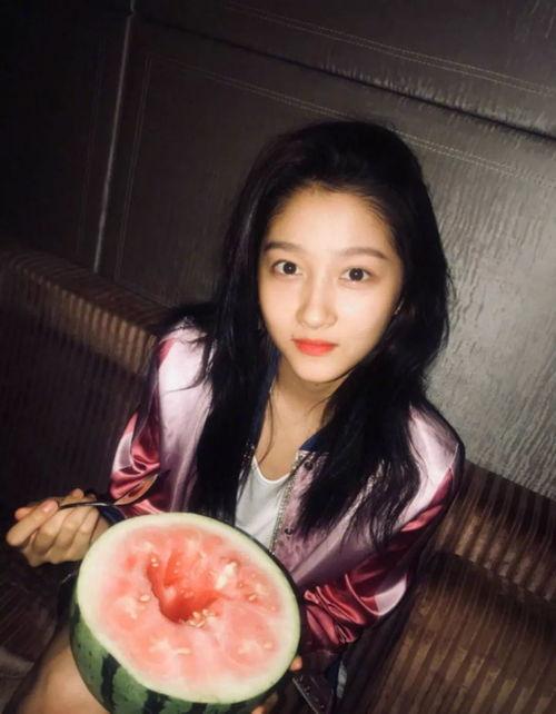 梵梵吃瓜网红拍照,网红拍照，瞬间走红网络