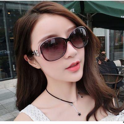 眼镜女网红吃瓜