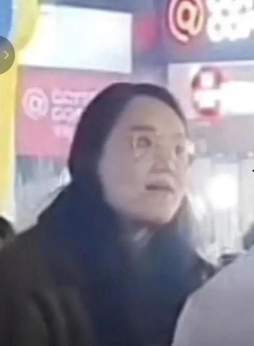 眼镜女网红吃瓜