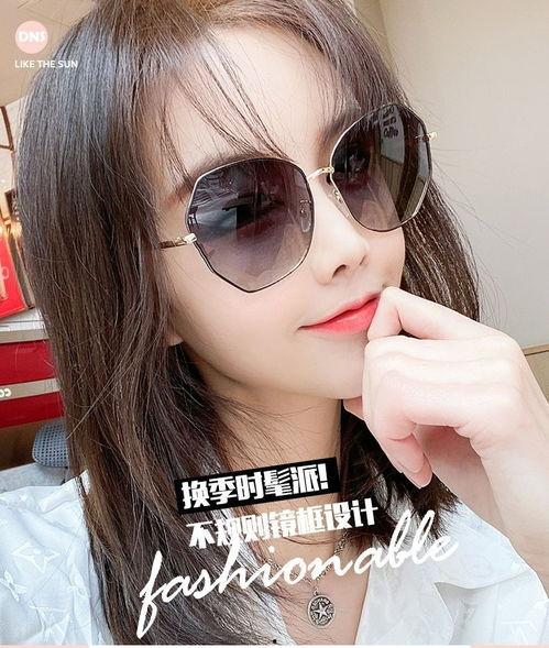 眼镜女网红吃瓜