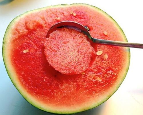 网红吃瓜铁锹勺子视频播放,铁锹勺子视频走红网络，引发网友热议