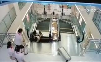 网红扶梯吃瓜视频,网红视频引发网友热议，真相究竟如何？