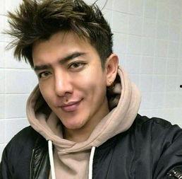 外国男网红吃瓜图片,趣味横生瞬间引爆网络