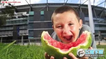 外国男网红吃瓜图片,趣味横生瞬间引爆网络