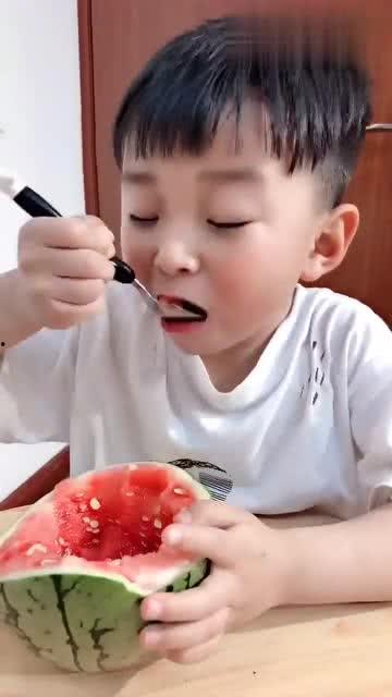 网红吃瓜婴儿是谁啊,网络红人背后的萌娃故事